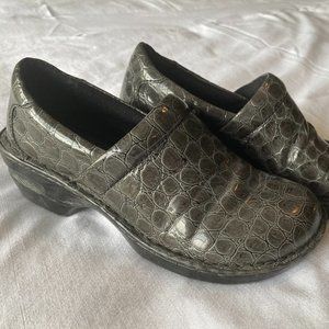 b.o.c. Women's Faux Leather Grey Tooled Alligator Slip-On Clogs